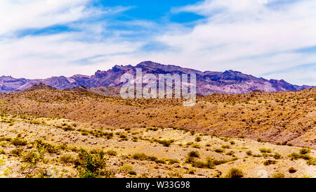 Schroffe Berge entlang der Autobahn SR 165 in das El Dorado Canyon an der Grenze von Nevada und Arizona. Ebenfalls Teil des Lake Mead, USA Stockfoto