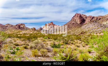 Schroffe Berge entlang der Autobahn SR 165 in das El Dorado Canyon an der Grenze von Nevada und Arizona. Ebenfalls Teil des Lake Mead, USA Stockfoto