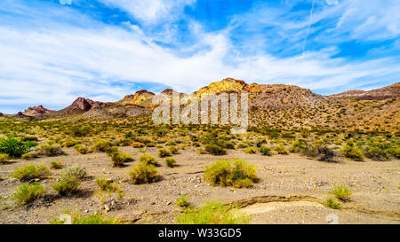 Schroffe Berge entlang der Autobahn SR 165 in das El Dorado Canyon an der Grenze von Nevada und Arizona. Ebenfalls Teil des Lake Mead, USA Stockfoto