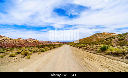 Schroffe Berge entlang der Autobahn SR 165 in das El Dorado Canyon an der Grenze von Nevada und Arizona. Ebenfalls Teil des Lake Mead, USA Stockfoto