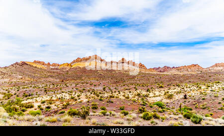 Schroffe Berge entlang der Autobahn SR 165 in das El Dorado Canyon an der Grenze von Nevada und Arizona. Ebenfalls Teil des Lake Mead, USA Stockfoto