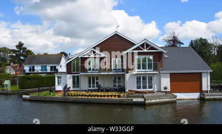 Luxuriöses Anwesen an den Ufern des Flusses Bure in Horning Norfolk in England. Stockfoto