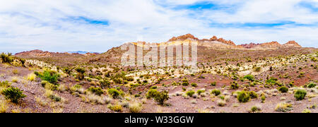 Schroffe Berge entlang der Autobahn SR 165 in das El Dorado Canyon an der Grenze von Nevada und Arizona. Ebenfalls Teil des Lake Mead, USA Stockfoto