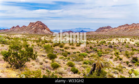 Schroffe Berge entlang der Autobahn SR 165 in das El Dorado Canyon an der Grenze von Nevada und Arizona. Ebenfalls Teil des Lake Mead, USA Stockfoto