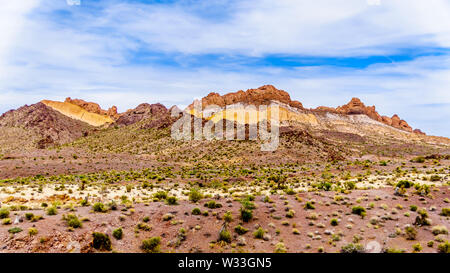 Schroffe Berge entlang der Autobahn SR 165 in das El Dorado Canyon an der Grenze von Nevada und Arizona. Ebenfalls Teil des Lake Mead, USA Stockfoto