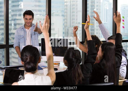 Business Menschen erhöhen es Hand oben auf einer Konferenz treffen, um eine Frage zu beantworten, Gelegenheit zu Konzept Kommentar Stockfoto