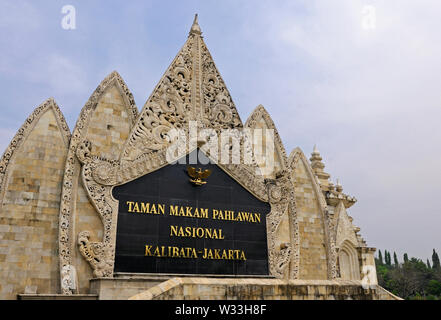 Jakarta, dki Jakarta/Indonesien - 20. April 2009: traditionelle Skulptur am Haupteingang des nationalen Helden Friedhof kalibata Stockfoto