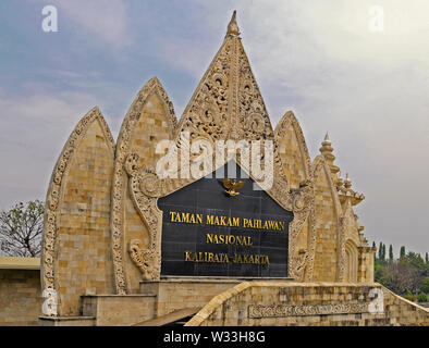 Jakarta, dki Jakarta/Indonesien - 20. April 2009: traditionelle Skulptur am Haupteingang des nationalen Helden Friedhof kalibata Stockfoto