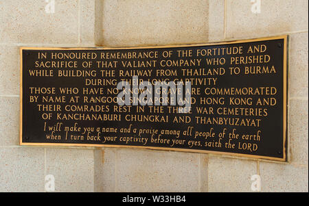 Kanchanaburi, Thailand - Dezember 18, 2010: Plakette mit einem widmen Inschrift am Eingang von Kanchanaburi War Cemetery Stockfoto