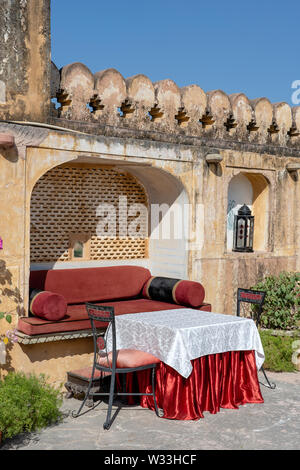 Gemütliche Sitzecke mit Sofa Tisch und Stühle in der Nähe des Fort Amber in Jaipur, Rajasthan, Indien Stockfoto