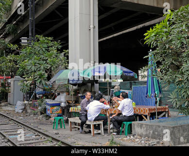 Bangkok, Thailand - 22. November 2011: eine Garküche in der Nähe von ploenchit und soi Sukhumvit 1 Neben einer Bahnlinie und unterhalb der erhöhten Expressway Stockfoto