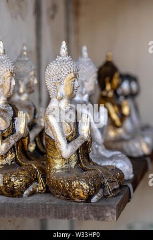 Buddha Figuren Souvenir auf dem Display zum Verkauf auf der Straße Markt in Ubud, Bali, Indonesien. Kunsthandwerk und Souvenir Shop angezeigt werden, schließen Stockfoto