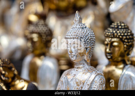 Buddha Figuren Souvenir auf dem Display zum Verkauf auf der Straße Markt in Ubud, Bali, Indonesien. Kunsthandwerk und Souvenir Shop angezeigt werden, schließen Stockfoto