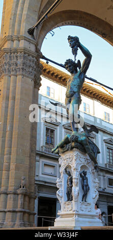 Florenz, Italien - 27. AUGUST 2018: Perseus mit dem Haupt der Medusa Statue, die Loggia dei Lanzi in der Nähe von Palazzo Vecchio Gebäude Palace, Florenz, Italien Stockfoto