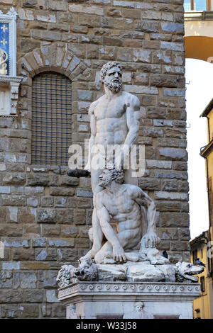 Florenz, Italien - 27. AUGUST 2018: Herkules und Cacus Statue von Giambologna vor dem Palazzo Vecchio auf der Piazza della Signoria im historischen Stockfoto