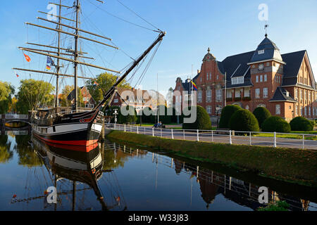 Papenburg, Niedersachsen/Deutschland - Oktober 10, 2018: Blick auf den Hauptkanal (Hauptkanal) mit der Nachbildung der Cargo brig Friederike von papenbu Stockfoto