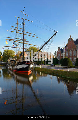 Papenburg, Niedersachsen/Deutschland - Oktober 10, 2018: Blick auf den Hauptkanal (Hauptkanal) mit der Nachbildung der Cargo brig Friederike von papenbu Stockfoto