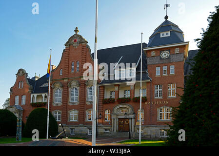 Papenburg, Niedersachsen/Deutschland - Oktober 10, 2018: Papenburg Rathaus Gebäude von 1913 im Hauptkanal rechts Stockfoto