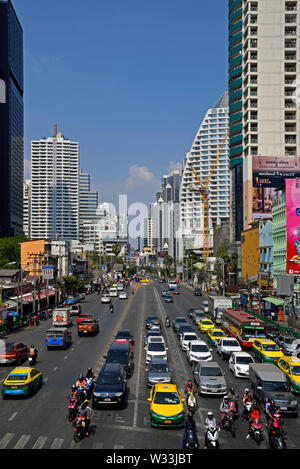 Bangkok, Thailand - 07, 2019 Februar: Blick auf Straße Verkehr in der Sukhumvit Soi 21 (asoke) Ratchadaphisek Stockfoto