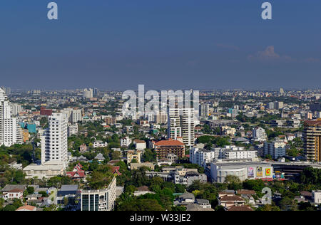 D 190088 (6793) - Bangkok - 2019-02-18 mo--- Panoramablick auf das Stadtbild Blick von Sukhumvit Soi 55 (thonglor) Richtung Süden vom Suvarnabhumi Flughafen Stockfoto