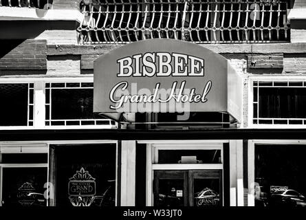 In der Nähe der markanten awing über dem Eingang des Bisbee Grand Hotel im Herzen der kleinen Stadt Amerika, Bisbee, AZ, USA Stockfoto