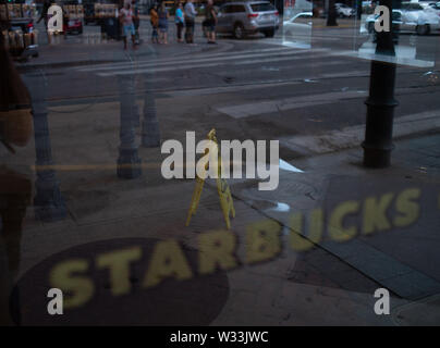 New Orleans, USA. 10. Juli 2019. Das Innere eines Starbucks in der Innenstadt von New Orleans nach der Überschwemmung, die Bereiche der Stadt Unterwasser am Mittwoch. Mit Wasser des Mississippi Flusses zu einer aller hohen Zeit und ein Sturm im Golf von Mexiko bilden, die erwartet wird, Landfall auf der Louisiana und Texas Küsten zu machen, befürchten viele, dass Deiche versagen, und dass New Orleans erneut überflutet, so schlecht wie es war in der Zeit nach 2004 von Hurrikan Kartina werden. Credit: SOPA Images Limited/Alamy leben Nachrichten Stockfoto