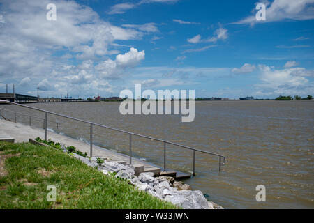 New Orleans, USA. 11. Juli, 2019. Hochwasser vom Mississippi River Splash gegen die Deiche von New Orleans am Donnerstag. Mit Wasser des Mississippi Flusses zu einer aller hohen Zeit und ein Sturm im Golf von Mexiko bilden, die erwartet wird, Landfall auf der Louisiana und Texas Küsten zu machen, befürchten viele, dass Deiche versagen, und dass New Orleans erneut überflutet, so schlecht wie es war in der Zeit nach 2004 von Hurrikan Kartina werden. Credit: SOPA Images Limited/Alamy leben Nachrichten Stockfoto