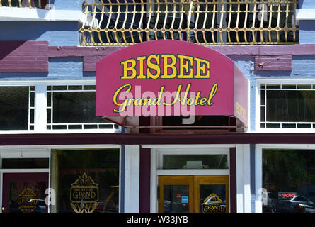 In der Nähe der markanten awing über dem Eingang des Bisbee Grand Hotel im Herzen der kleinen Stadt Amerika, Bisbee, AZ, USA Stockfoto