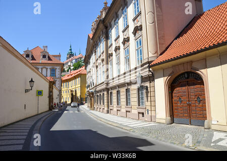 Prag, Tschechische Republik - 27. Juni 2019: Historische Altstadt Straßen in Mala Strana, Kleinseite von Prag. Schönen Zentrum der tschechischen Hauptstadt. Prager Burg im Hintergrund. Stadtbild, Praha, Tschechien. Stockfoto