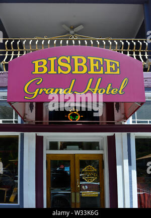 In der Nähe der markanten awing über dem Eingang zum historischen Bisbee Grand Hotel im Herzen der kleinen Stadt Amerika, Bisbee, AZ, USA Stockfoto