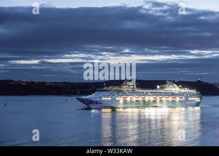 Roches Point, Cork, Irland. 11. Juli, 2019. Kreuzfahrtschiff Sea Princess, Dämpfe aus dem Hafen bei Dämmerung für Reykjavík in Island gebunden, nach einem Tag feiern Australien Tag in Cobh, Co Cork, Irland. Quelle: David Creedon/Alamy leben Nachrichten Stockfoto