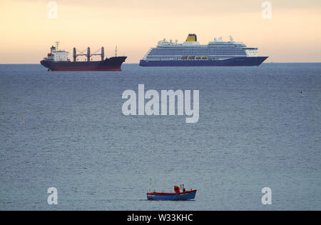 Saga der Neuen?? 350 m Kreuzfahrtschiff Geist der Entdeckung übergibt einen Frachter, Mick, von DAVIS-SHIP Carrier, wie der Liner Köpfe in den Fluss Tyne im Nordosten von England. Stockfoto