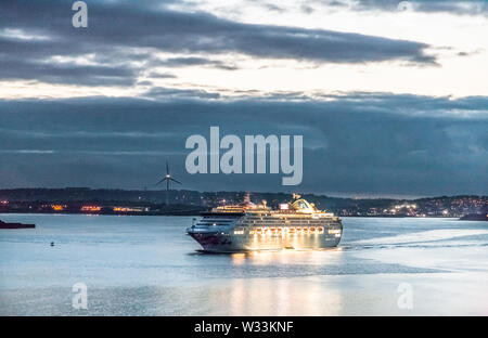 Roches Point, Cork, Irland. 11. Juli, 2019. Kreuzfahrtschiff Sea Princess, Dämpfe aus dem Hafen bei Dämmerung für Reykjavík in Island gebunden, nach einem Tag feiern Australien Tag in Cobh, Co Cork, Irland. Quelle: David Creedon/Alamy leben Nachrichten Stockfoto