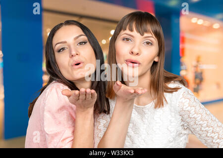 Zwei schöne Frauen Blasen einen Kuss auf Sie Stockfoto