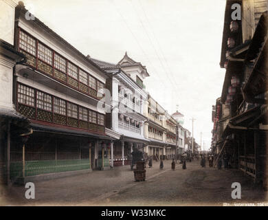 [1890s Japan - Bordelle in Yoshiwara Red Light District, Tokio] - drei - Geschichte Holz- Bordelle in Nakanocho in der Prostitution und Vergnügungsviertel Yoshiwara in Tokio. Siehe Blog Eintrag: Http://oldphotosjapan.com/en/photos/275/yoshiwara-brothels 19 Vintage albumen Foto. Stockfoto
