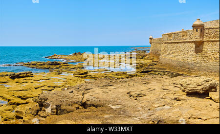 San Sebastian Schloss, den alten phönizischen Tempel zu Moloch/Kronos. Blick vom Paseo Fernando Chinone Promenade. Cadiz. Andalusien, Spanien. Stockfoto