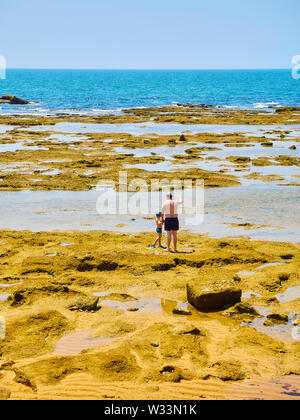 Cadiz, Spanien - 23. Juni 2019. Vater und Sohn aufpassen der Atlantik von der Sumpf von La Caleta. Blick vom Paseo Fernando Chinone Promena Stockfoto