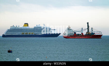 Saga der Neuen?? 350 m Kreuzfahrtschiff Geist der Entdeckung übergibt einen Frachter, Mick, von DAVIS-SHIP Carrier, wie der Liner Köpfe in den Fluss Tyne im Nordosten von England. Stockfoto