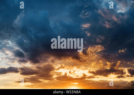 Himmel, hell Rosa, Orange und Coral Farben Sonnenuntergang. Instant Photo, getönten Bild Stockfoto