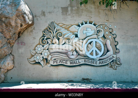 Die Wand ist ein Wandbild von der Stadt in Auftrag gegeben wurde, es ist ein Bild von einer Frau, die Landwirtschaft, die friedenstaube, Frieden unterzeichnen und Treppen in Bisbee, AZ, USA Stockfoto