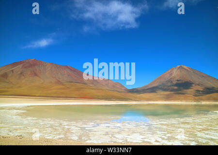 Green Lake oder Laguna Verde immer grüne Farbe durch den Wind mit dem Vulkan Lincancabur im Hintergrund, Bolivien, Südamerika Stockfoto