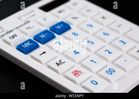 Taschenrechner auf schwarzem Hintergrund Stockfoto