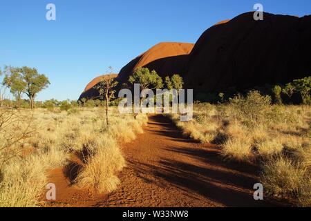 Hellem Sonnenlicht und dunkle Schatten auf den Uluru Base Walk Stockfoto