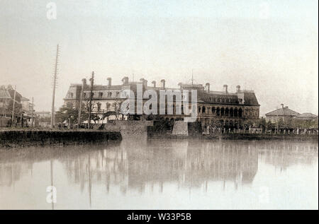 [1890s Japan - Imperial Hotel, Tokyo] - Der erste Teikoku Hotel (Hotel Imperial) in Tokio, Ca. 1890. Das Hotel eröffnete am 20. November 1890 (Meiji 23) und wurde durch einen Brand zerstört, am 16. April 1922 (taisho 11). Dieses Bild wurde in 1895 (Meiji 28) durch Kazumasa Ogawa in Szenen der Östlichen Hauptstadt von Japan veröffentlicht. 19 Vintage Lichtdruck drucken. Stockfoto