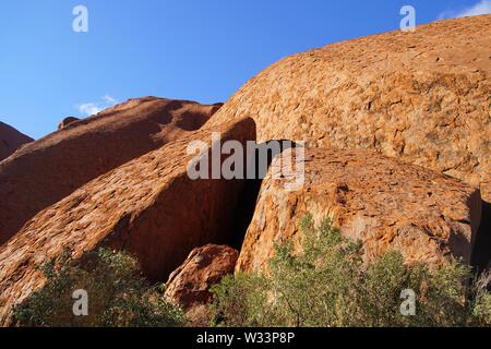 Nahaufnahme der Sonnenbeschienenen Uluru Felsformationen Stockfoto