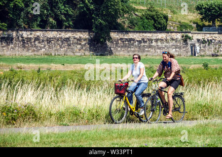 Deutschland Dresden, Loschwitz, zwei Frauen radeln auf dem Elbradweg Europa Stockfoto