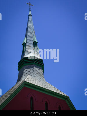 In der Nähe des beeindruckenden Convenant Presbyterianischen Kirche mit roten Ziegeln und hohen Kirchturm in der alten Minenstadt Bisbee, AZ, USA Stockfoto