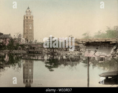 [1890s Japan - Ryounkaku Turm in Asakusa, Tokyo] - Asakusa Park in Tokio. Das Symbol des Bezirks, eigentlich ein Symbol für alle von Tokio, wurde Ryounkaku (凌雲閣), sehr Japans erste Wolkenkratzer, besser als Junikai oder zwölf Geschichten bekannt. Dieses Bild wurde in 1895 (Meiji 28) durch Kazumasa Ogawa in Szenen der Östlichen Hauptstadt von Japan veröffentlicht. 19 Vintage Lichtdruck drucken. Stockfoto