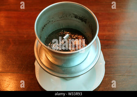 Drip Filter genannt phin auf Kaffee Tasse nach der Vorbereitung der Vietnamesischen Filterkaffee beendet Stockfoto
