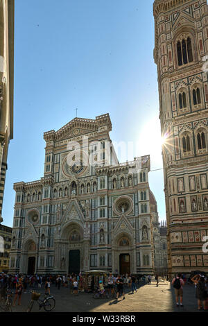 Die Kathedrale von Florenz (Kathedrale von Santa Maria Del Fiore) zurück lit vom frühen Morgen Sommer Sonne. Stockfoto